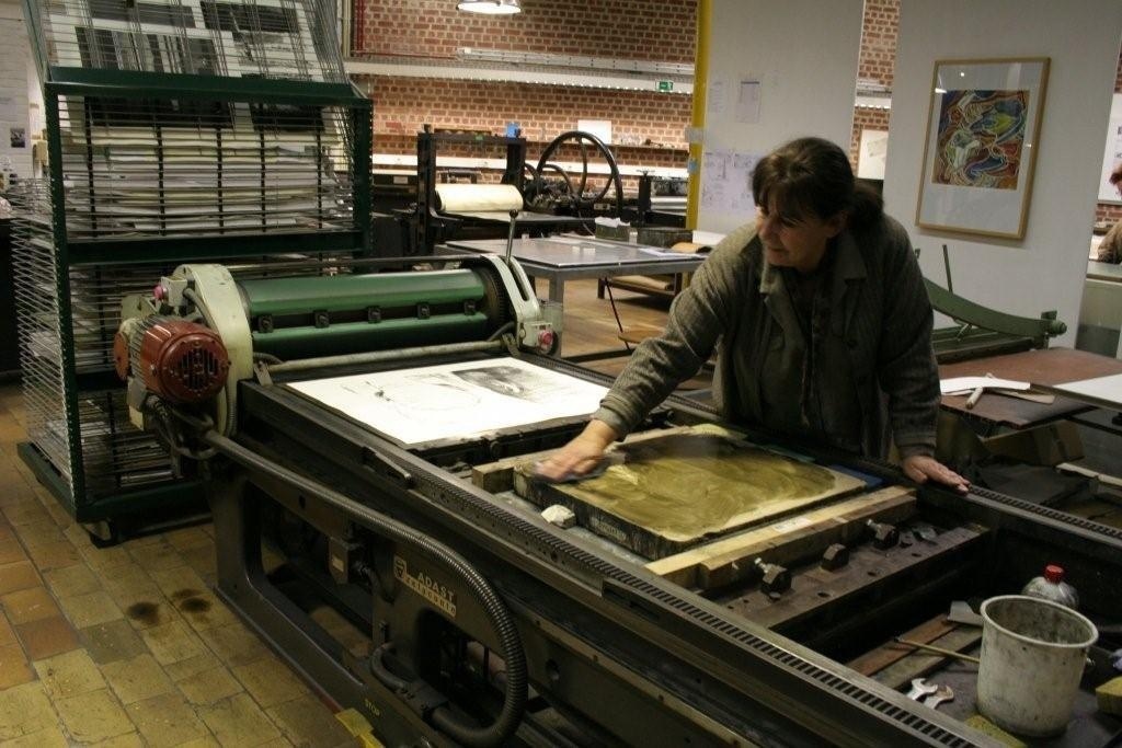Nes Vermeer aan het werk met lithografie